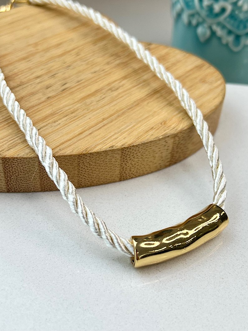Colar Cordão Off White Martelado