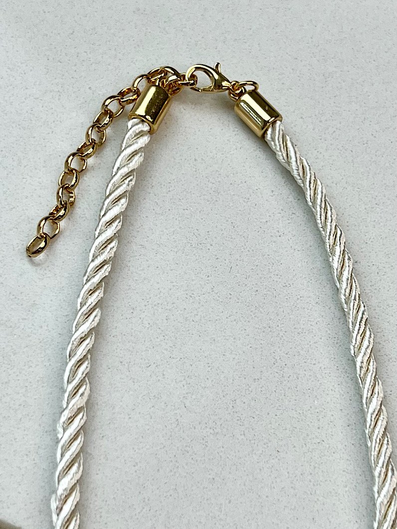 Colar Cordão Off White Martelado