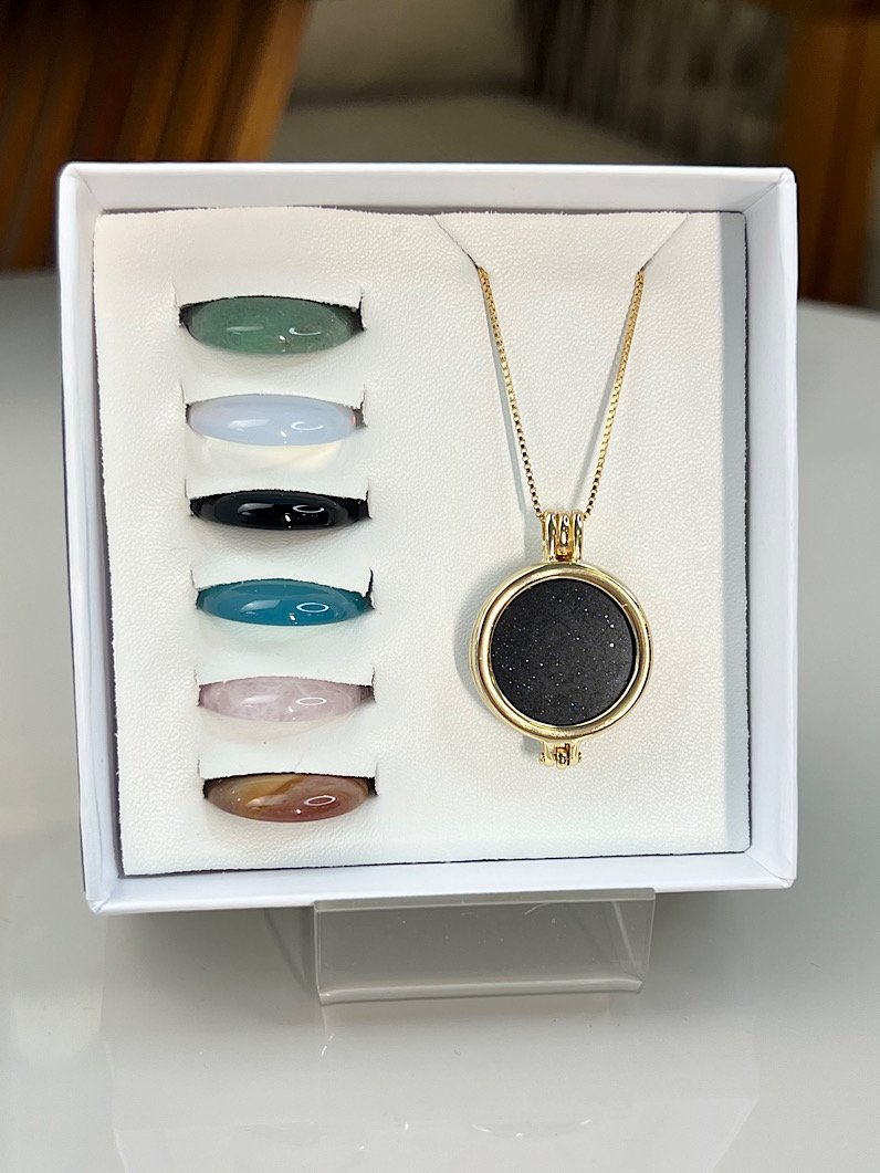 Colar Espirito Santo Relicário Com 7 Pedras Naturais