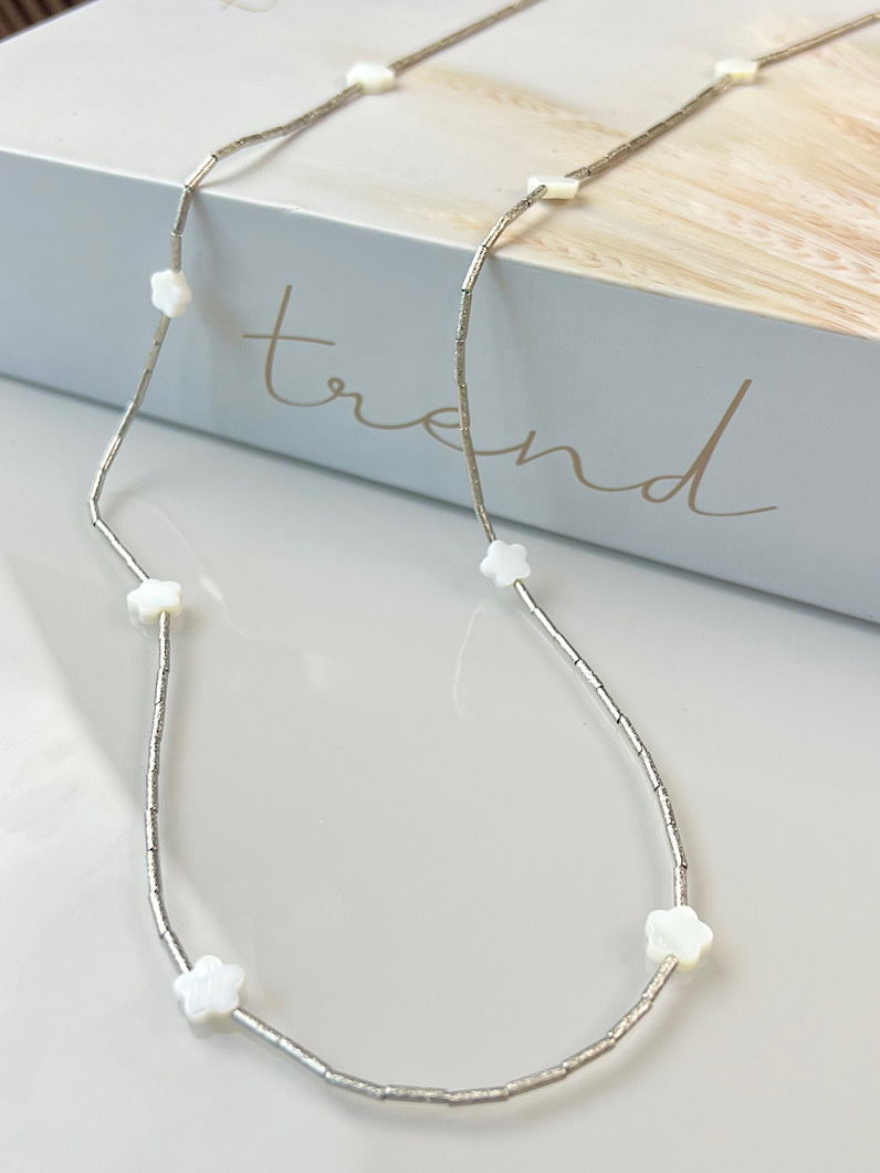 Colar Longo Ely Trevo de Madre Pérola