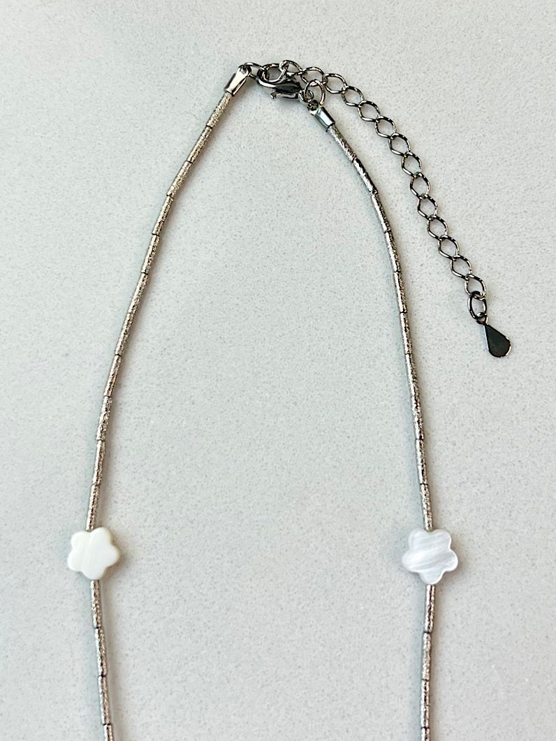 Colar Longo Ely Trevo de Madre Pérola