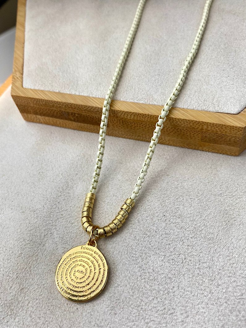 Colar Maya Pingente Oração do Pai Nosso Dourado - Branco