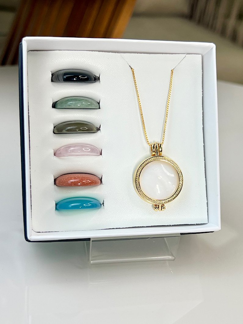 Colar Nossa Senhora Relicário Com 7 Pedras Naturais