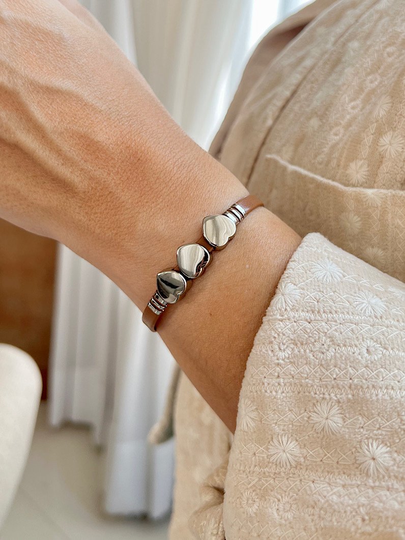 Kit Pulseiras Imã de Coração e Cristais Bege