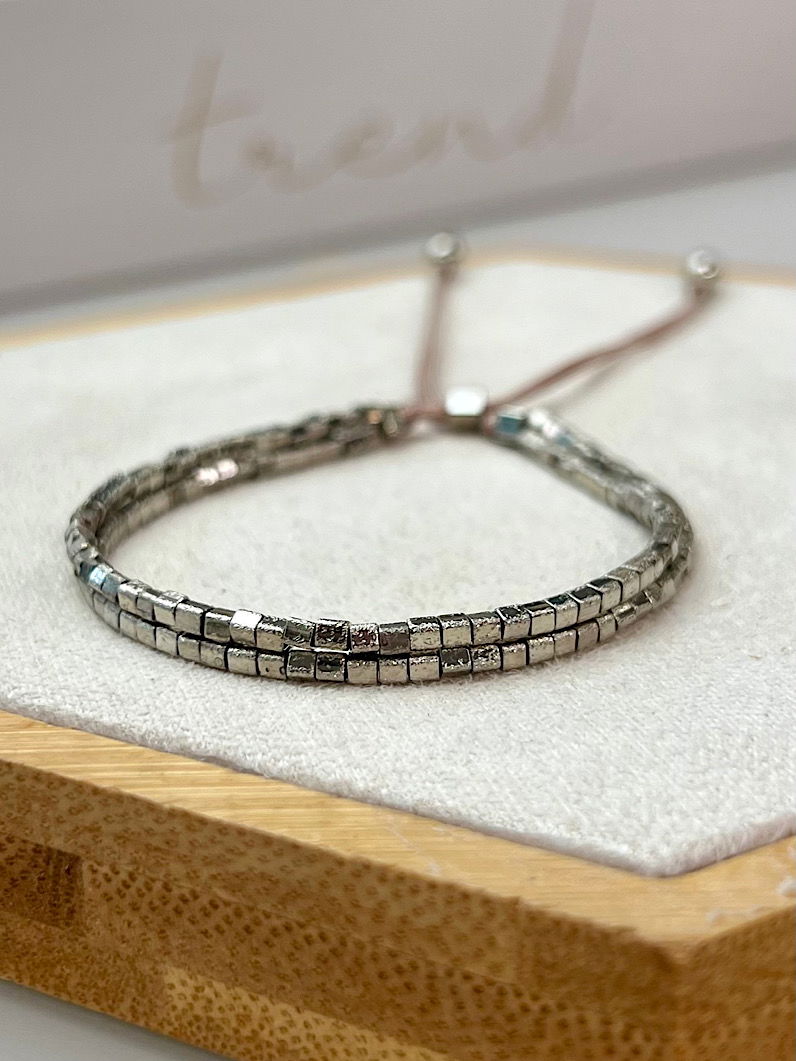 Pulseira Ajustável 2 tiras Canutilhos Quadrados