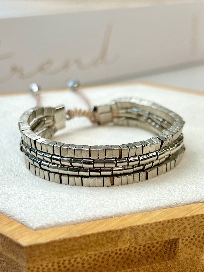 Pulseira Ajustável 4 tiras Canutilhos Quadrados