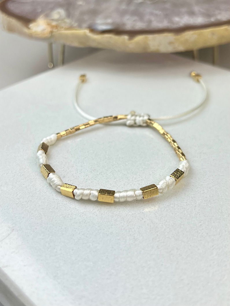 Pulseira Ajustável 7 Nós de Proteção Dourada