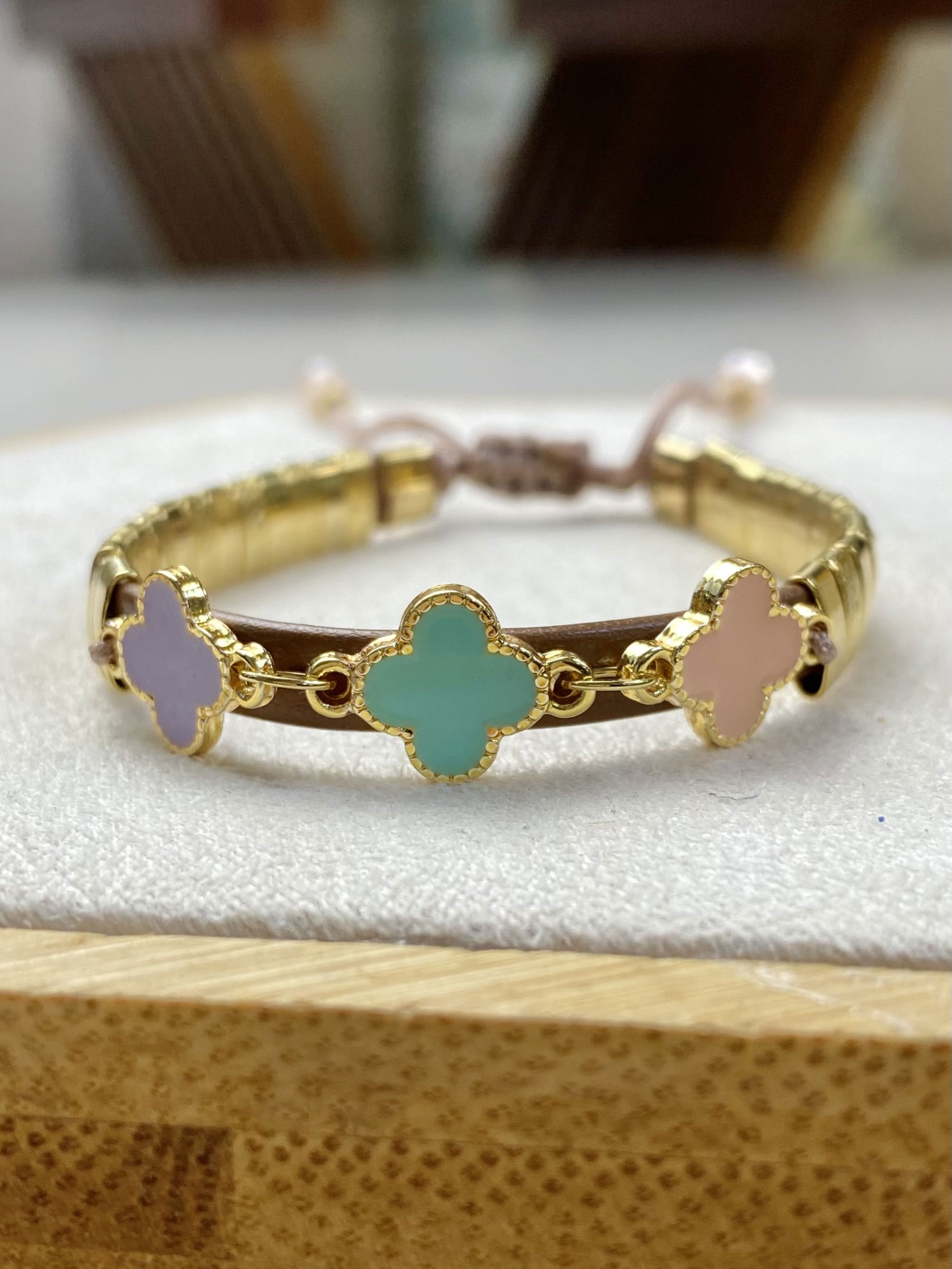 Pulseira Ajustável de Trevos Dourados