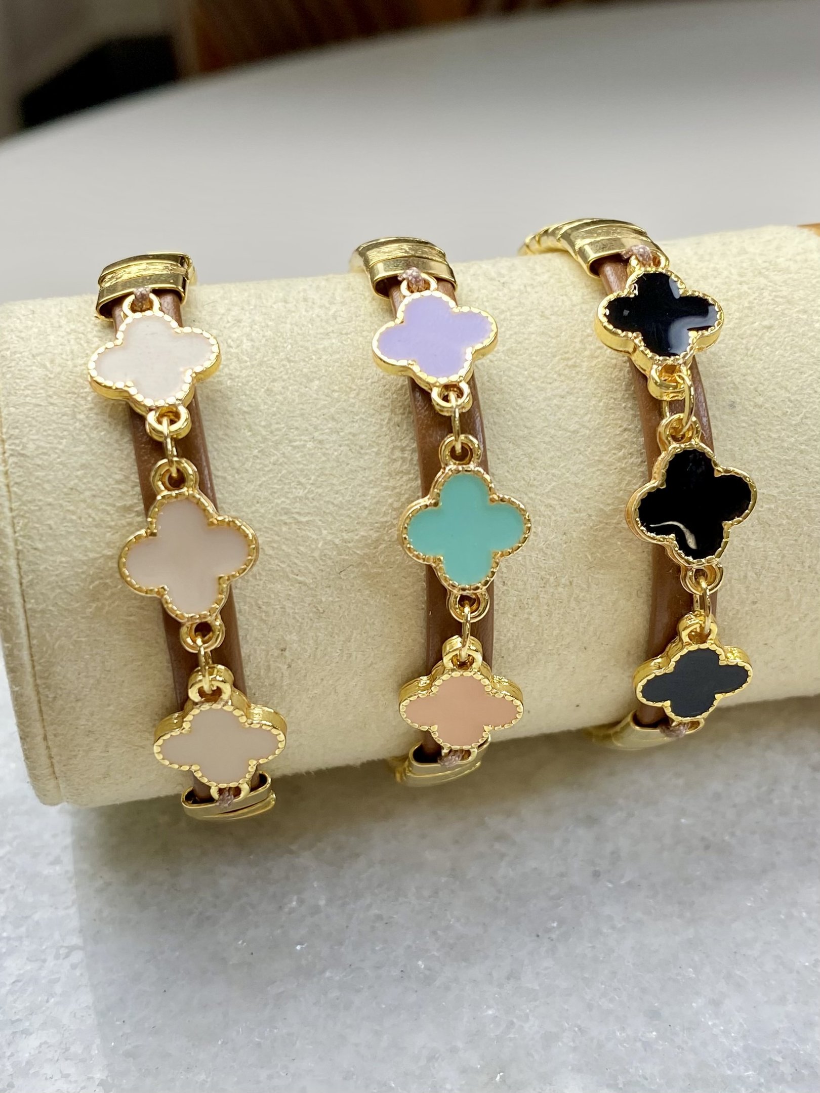 Pulseira Ajustável de Trevos Dourados