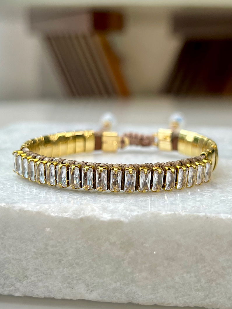 Pulseira Ajustável Pecinhas com Zircônias Douradas