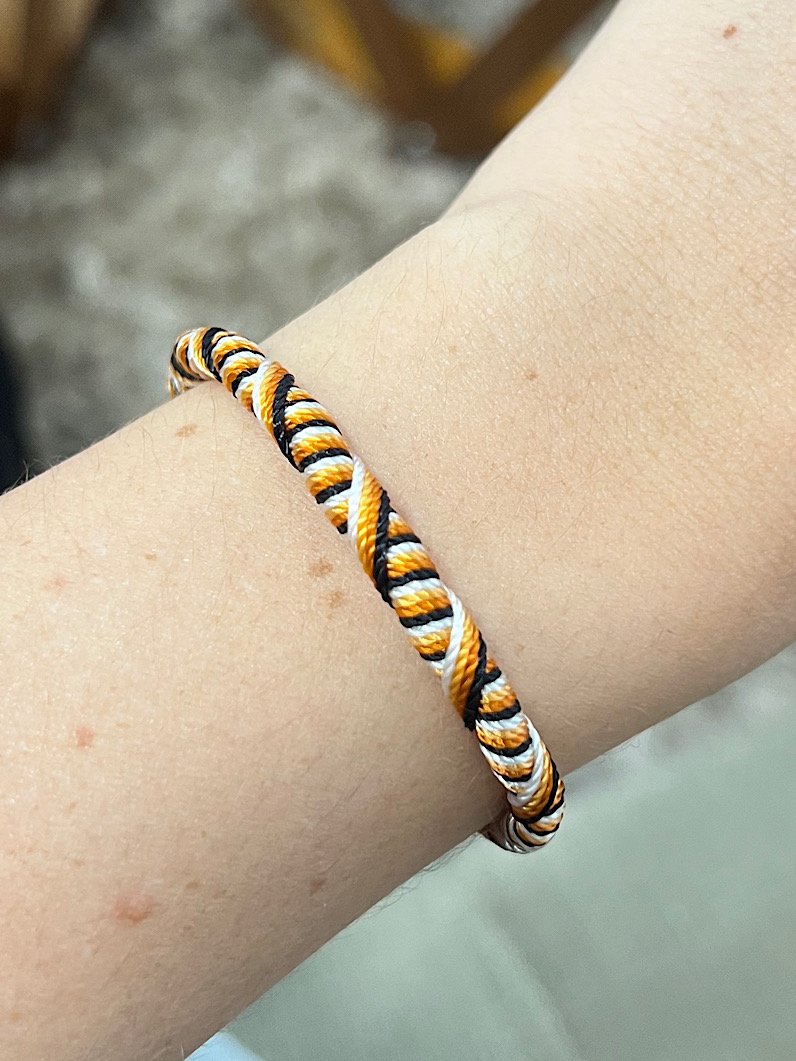 Brinde – Pulseira Hippie (Cores Variadas)