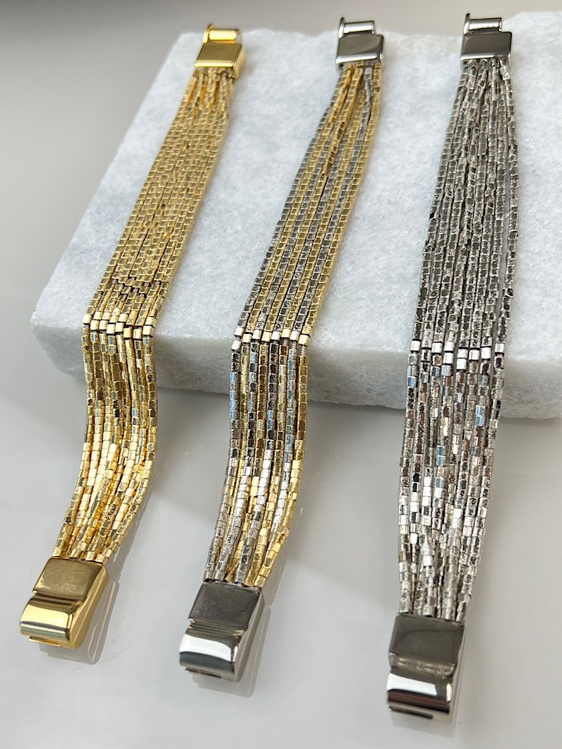 Pulseira Imã 8 tiras Canutilhos Quadrados