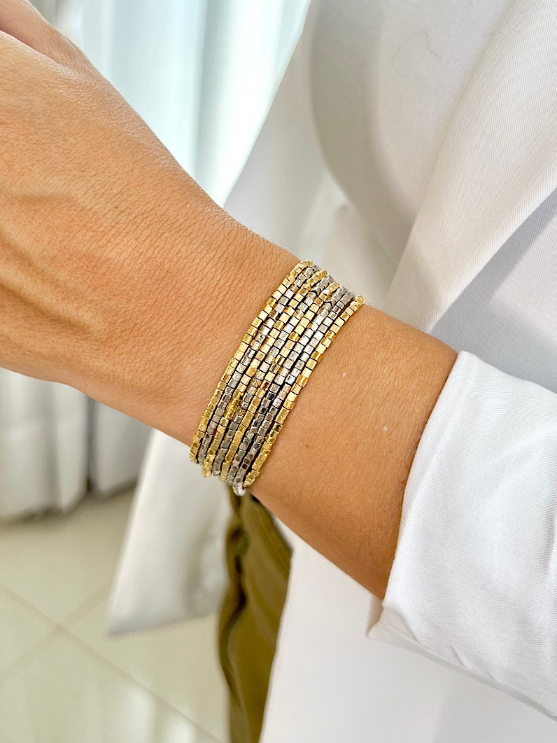 Pulseira Imã 8 tiras Canutilhos Quadrados - Dourado e Prata