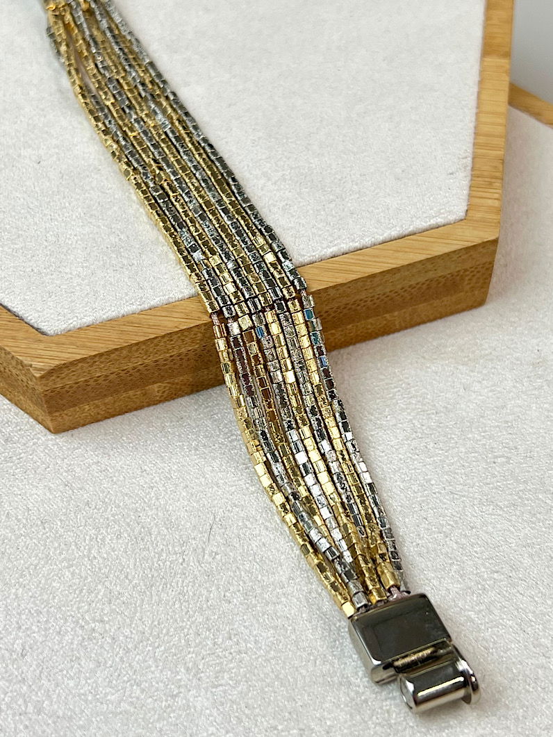 Pulseira Imã 8 tiras Canutilhos Quadrados