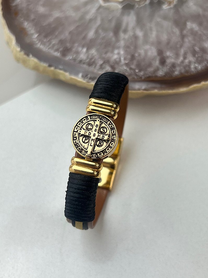 Pulseira Imã Amelia Medalha São Bento Dourada