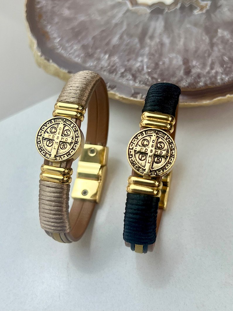 Pulseira Imã Amelia Medalha São Bento Dourada