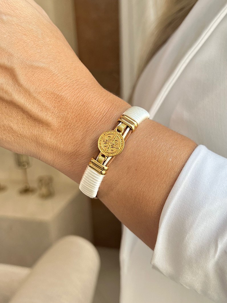 Pulseira Imã Lena Medalha de São Bento Dourada - Branco