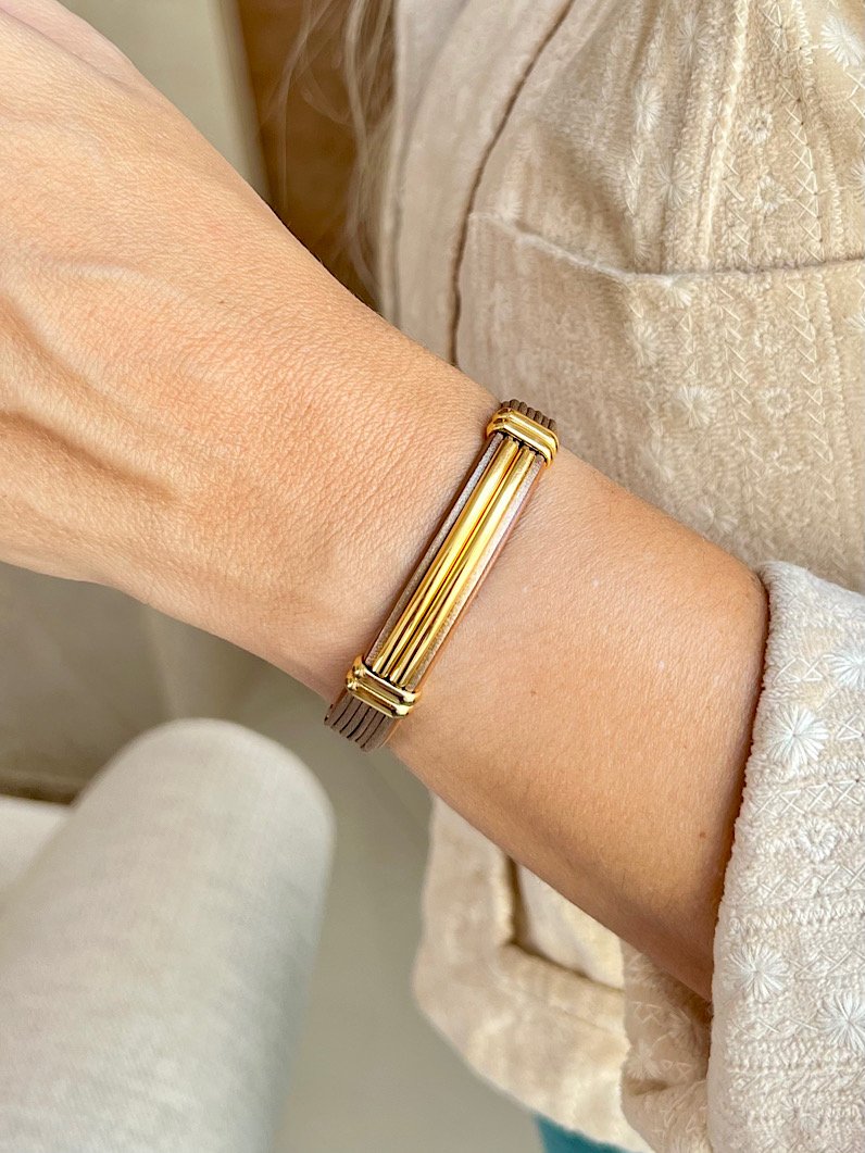 Pulseira Imã Valéria Tubo Detalhes Dourados - Bege
